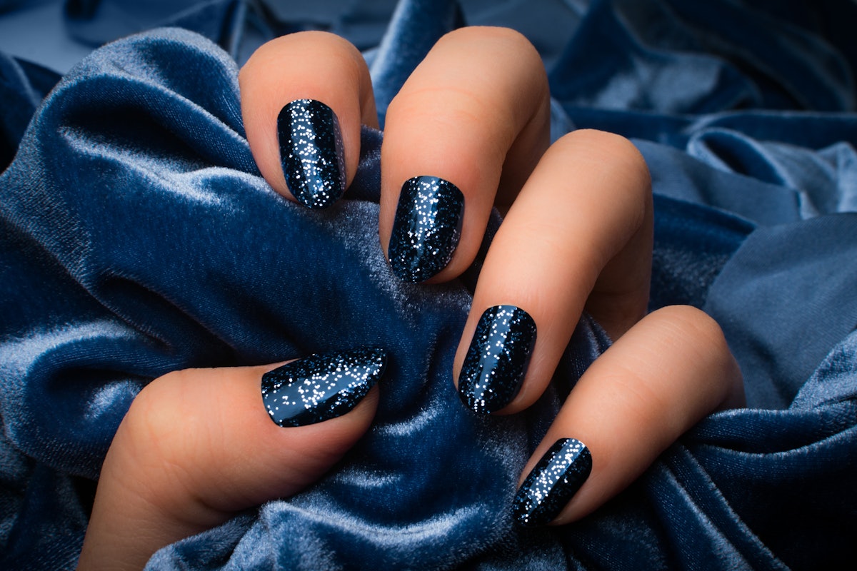 8 Stunning Reflective Glitter Nail Sets to Try