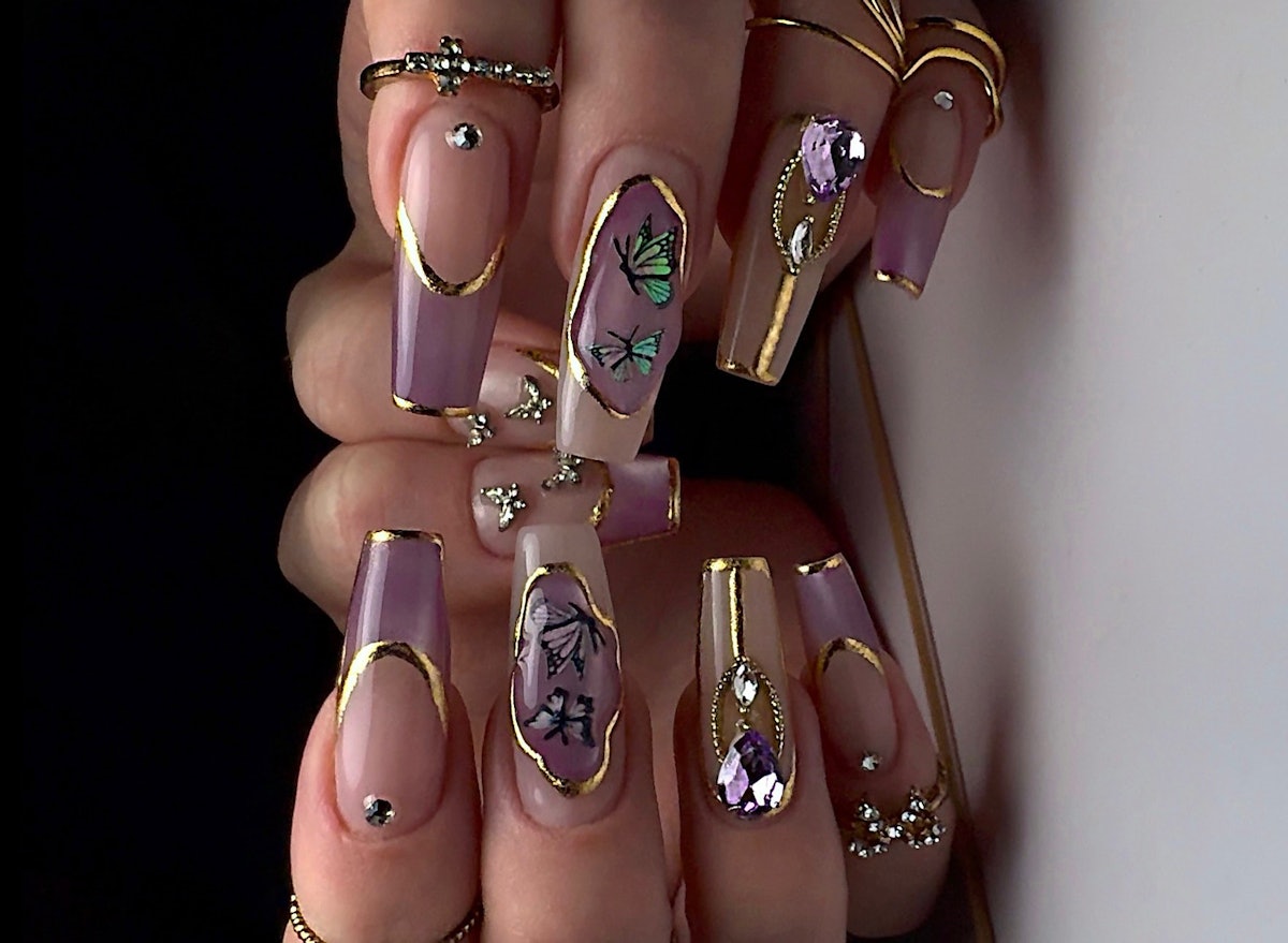 How to Create Stunning Golden Flutter Nails