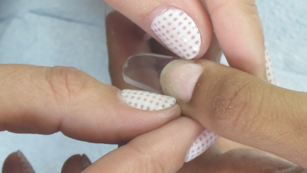 How to Size and Apply Nail Tips Effectively