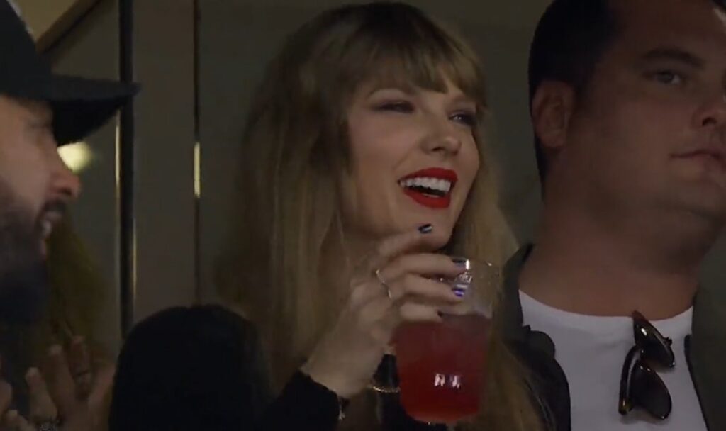 Taylor Swift's MetLife Manicure: Get the Look
