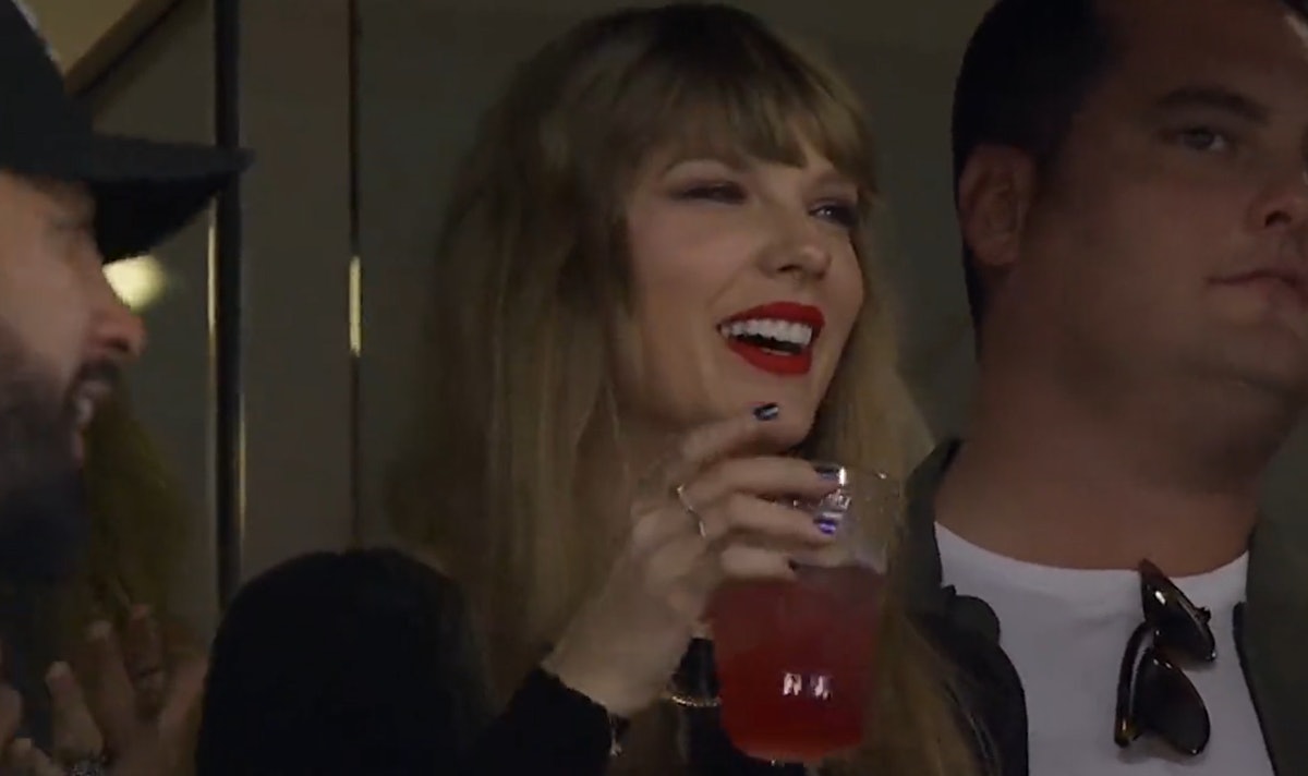 Taylor Swift's MetLife Manicure: Get the Look