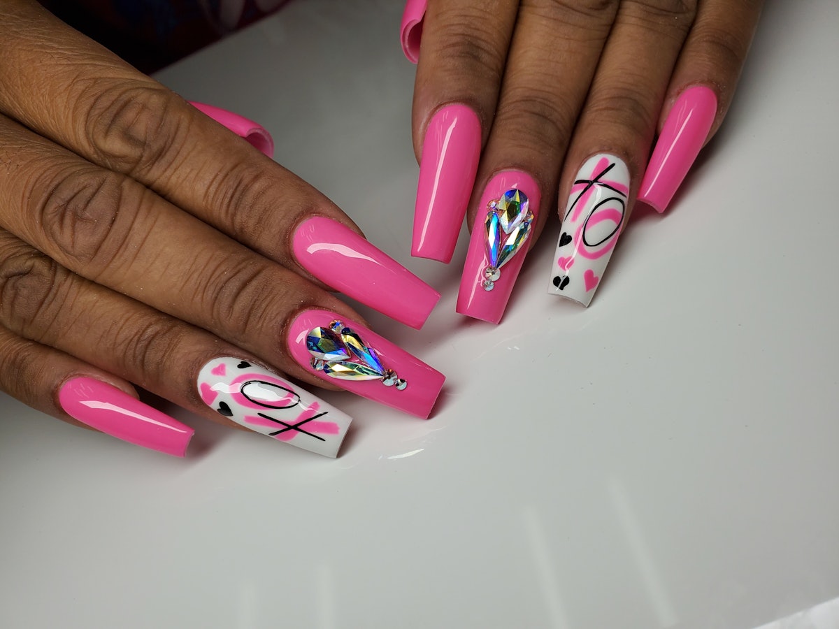 8 Romantic Valentine’s Day Nail Designs